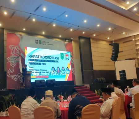 Pj Gubri, Dr.Rahman Hadi, M.Si diwakili Kaban Kesbangpol Provinsi Riau, Jenri Salmon Ginting, AP, M.Si membuka secara resmi Rakor FPK Provinsi Riau di Hotel Grand Central Pekanbaru, Jumat (30/8/2024).